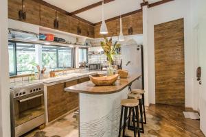 Köök või kööginurk majutusasutuses TUKI Nest Spacious Home with Garden View & Self-Service Breakfast - Large Porch, Subic Monkeys, Pet Friendly with a Fee