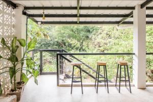 Rõdu või terrass majutusasutuses TUKI Nest Spacious Home with Garden View & Self-Service Breakfast - Large Porch, Subic Monkeys, Pet Friendly with a Fee