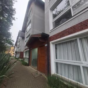 an empty alleyway in front of a building at Apartamento aconchego in Gramado +14 photos