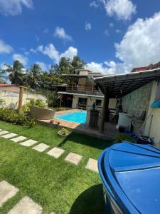 un cortile con piscina e una casa di Casa amarela a Mata de Sao Joao