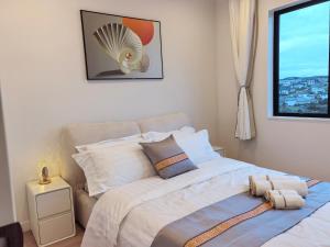 Uma cama ou camas num quarto em Orewa New house with view on deck near Cafe,bush & river