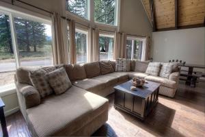 a living room with a couch and a table at Snowshoe Chalet cabin in South Lake Tahoe