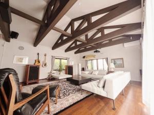 un soggiorno con un divano bianco e un tavolo di Kamakura House a Kamakura