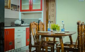 Fotografie z fotogalerie ubytování S V IDEAL HOMESTAY -2BHK SERVICE APARTMENTS-AC Bedrooms, Premium Amities, 2KM to Tiruchanoor Padmavathi Temple , 6KM to Alipiri, 24 HOURS Service BOYS Available v destinaci Tirupati