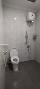 Ένα μπάνιο στο Zavira House Purwokerto