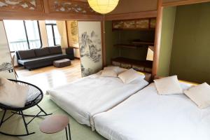 美瑛町青い池まで車で20分Biei Breeze Reserve的带2张床的带客厅的客房