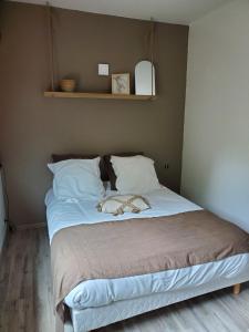 Łóżko lub łóżka w pokoju w obiekcie camping hôtel les airelles