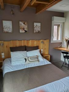 Łóżko lub łóżka w pokoju w obiekcie camping hôtel les airelles