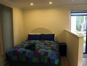 A bed or beds in a room at Acclaim Kingsway Tourist Park