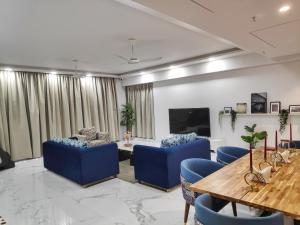Televiisor ja/või meelelahutuskeskus majutusasutuses Premium Apartment in Hiranandani Powai by Maxxvalue - Chitranjan