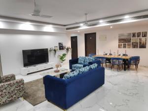 Televiisor ja/või meelelahutuskeskus majutusasutuses Premium Apartment in Hiranandani Powai by Maxxvalue - Chitranjan