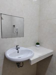 Ένα μπάνιο στο Karjo Homestay syariah +8 φωτογραφίες