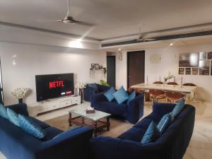 Televiisor ja/või meelelahutuskeskus majutusasutuses Premium Apartment in Hiranandani Powai by Maxxvalue - Chitranjan