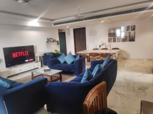 Televiisor ja/või meelelahutuskeskus majutusasutuses Premium Apartment in Hiranandani Powai by Maxxvalue - Chitranjan