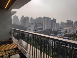 Rõdu või terrass majutusasutuses Premium Apartment in Hiranandani Powai by Maxxvalue - Chitranjan