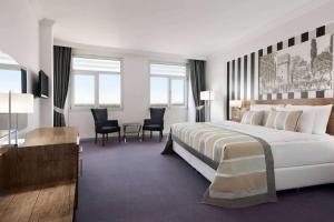 Postel nebo postele na pokoji v ubytování Ramada Hotel by Wyndham Edirne