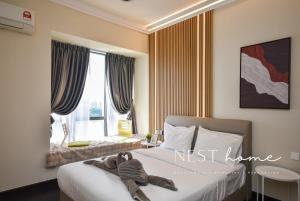 Postel nebo postele na pokoji v ubytování R&F Princess Cove by Nest Home at Johor Bahru