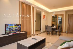 TV a/nebo společenská místnost v ubytování R&F Princess Cove by Nest Home at Johor Bahru