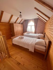 Postel nebo postele na pokoji v ubytování Etno selo Tačevine + 15 fotografií