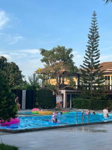 Bazén v ubytování Thipburee Resort nebo v jeho okolí