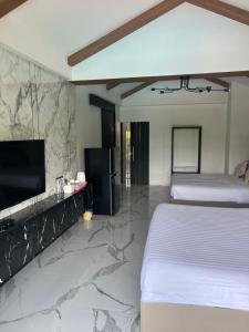 Postel nebo postele na pokoji v ubytování Thipburee Resort