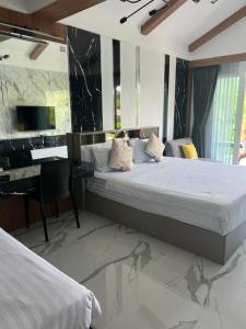 Postel nebo postele na pokoji v ubytování Thipburee Resort
