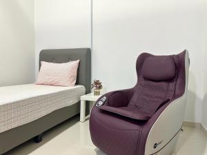 Posezení v ubytování Fabulous Airport 2BR Suite# Straits Intl# Msg Chair