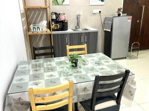 Köök või kööginurk majutusasutuses Fabulous Airport 2BR Suite# Straits Intl# Msg Chair