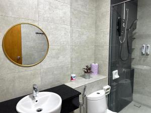 Koupelna v ubytování Fabulous Airport 2BR Suite# Straits Intl# Msg Chair + 9 fotografií
