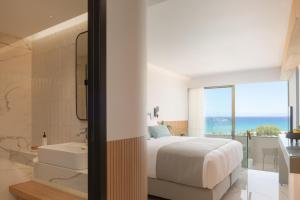Postel nebo postele na pokoji v ubytování Agapi Beach Resort Premium All Inclusive
