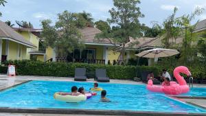 Bazén v ubytování Thipburee Resort nebo v jeho okolí