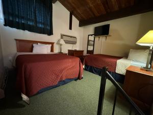 Postel nebo postele na pokoji v ubytování FairBridge Inn and Suites West Point