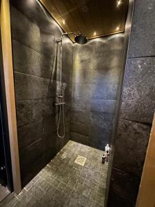 ein Bad mit einer Dusche in der Unterkunft New Villa Paradise in Porvoo + 46 Fotos