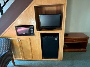 TV a/nebo společenská místnost v ubytování FairBridge Inn and Suites West Point