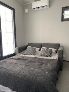 ein Bett mit zwei Kissen darauf in einem Zimmer in der Unterkunft New Villa Paradise in Porvoo