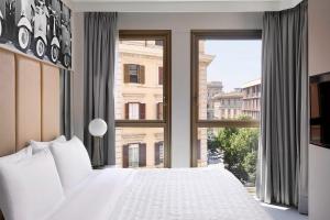 Postel nebo postele na pokoji v ubytování Le Meridien Visconti Rome