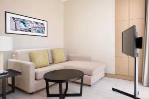 TV a/nebo společenská místnost v ubytování Le Meridien Visconti Rome