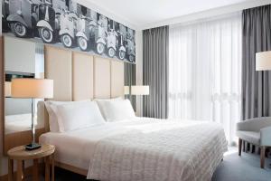 Postel nebo postele na pokoji v ubytování Le Meridien Visconti Rome