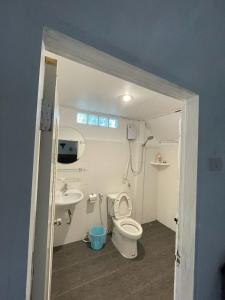 a bathroom with a toilet and a sink at New Harrys Sunset Resort - Klong Nin Beach in Ko Lanta