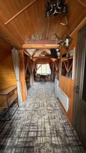 Habitación vacía con techo de madera y mesa en Кафе-тратторія Городище, en Nadvirna