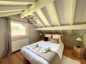 Łóżko lub łóżka w pokoju w obiekcie LES CIMES BLANCHES CLEDICIHOME Chalet 10 pers SPA & Grand terrain 4 MINUTES DES PISTES