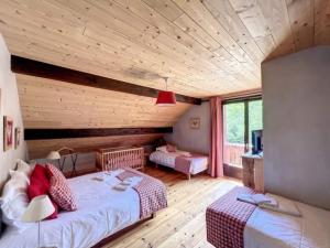 Łóżko lub łóżka w pokoju w obiekcie LES CIMES BLANCHES CLEDICIHOME Chalet 10 pers SPA & Grand terrain 4 MINUTES DES PISTES