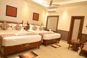 Postel nebo postele na pokoji v ubytování Hotel Sonar Bangla Tarapith