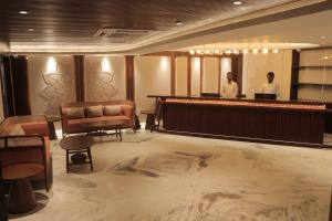 Posezení v ubytování Hotel Sonar Bangla Tarapith