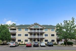 duży apartamentowiec z samochodami zaparkowanymi na parkingu w obiekcie Grand Wood Suites - 2nd Floor Front Side Signature Suite 201 w mieście Nashville