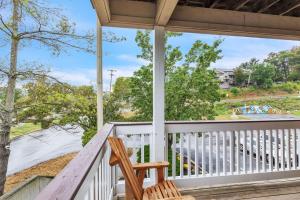 Balkon lub taras w obiekcie Grand Wood Suites - 2nd Floor Front Side Signature Suite 201