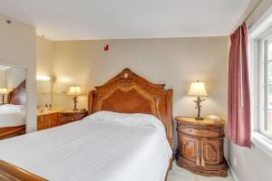 纳什维尔Grand Wood Suites - 3rd Floor Front Side Penthouse Suite 302的卧室里有一张带木质床头板的大床
