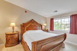 纳什维尔Grand Wood Suites - 3rd Floor Front Side Penthouse Suite 302的带木床和窗户的卧室
