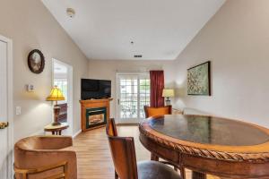 Grand Wood Suites - 3rd Floor Front Side Penthouse Suite 302的电视和/或娱乐中心