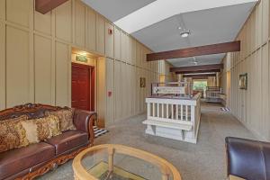 Grand Wood Suites - 3rd Floor Front Side Penthouse Suite 302的休息区